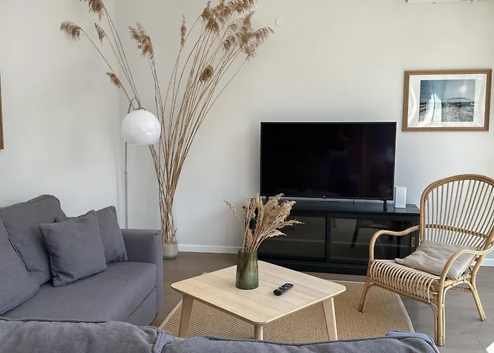 Ivis House - Cozy Seaside At 